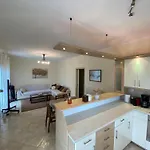 Seaside & Pool Apartment *