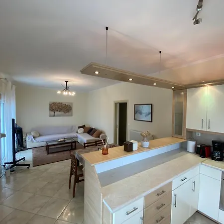 Seaside & Pool Apartment *