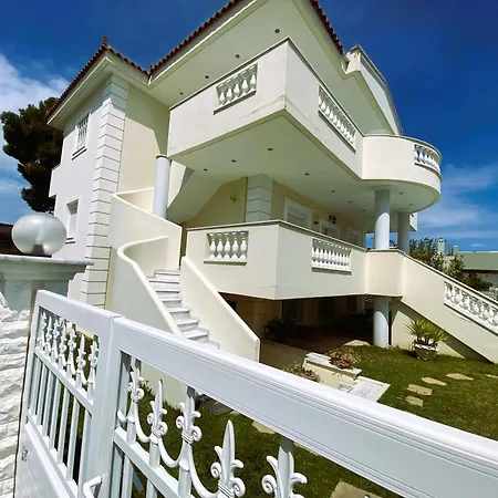 Seaside & Pool Apartment