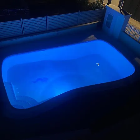 Seaside & Pool شقة *