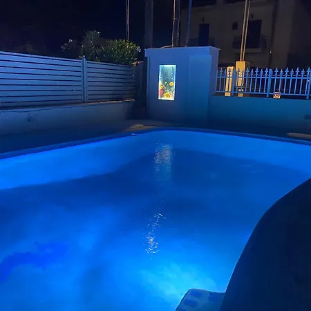 Seaside & Pool شقة