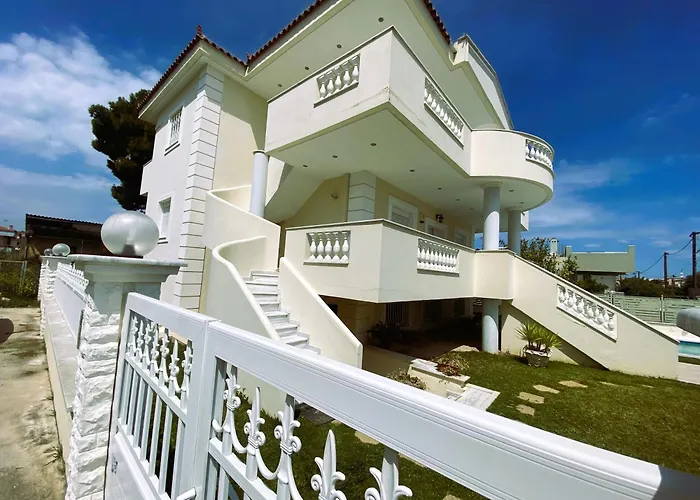 Seaside & Pool Apartment